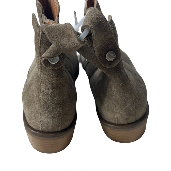 NWOB Aquatalia Carmie Weatherproof Suede Chelsea Booties Light Taupe Gray 7 Chic - Picture 11 of 15